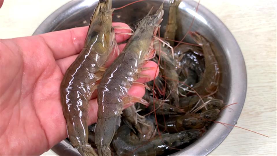 吃虾时，到底虾头能不能吃？70岁老渔民告诉你答案，别再做错了