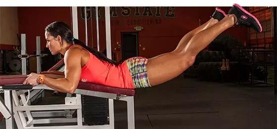 俯卧床上练臀部最好的动作,俯卧直腿的训练方法