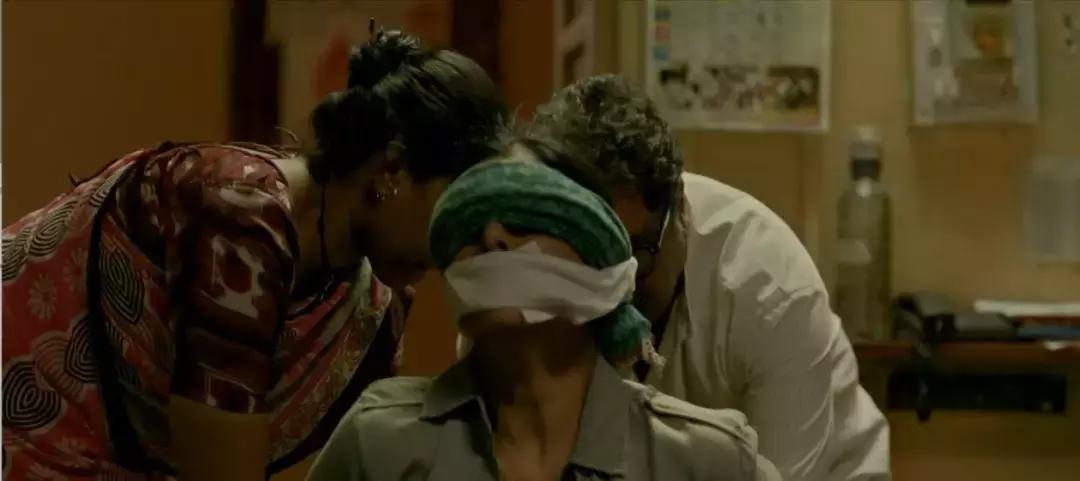 装瞎误闯凶案现场，憋尿看完怒打五星