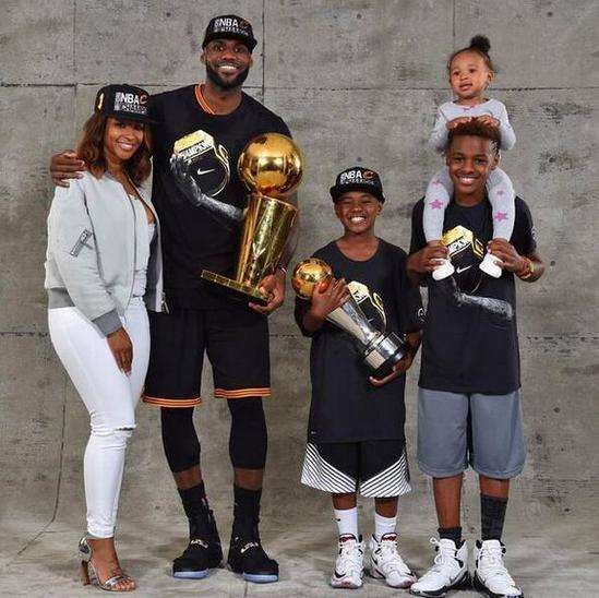 詹姆斯和萨瓦娜在科比面前秀恩爱,詹姆斯加冕历史得分王萨瓦娜镜头