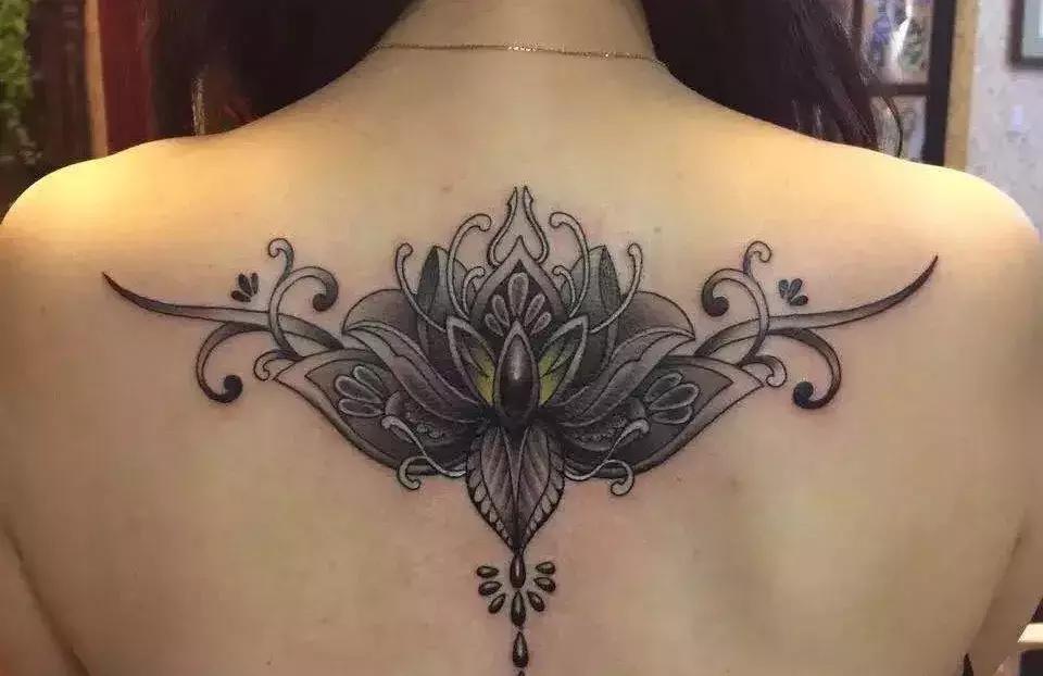 后背纹身有哪些,代表自由的背部纹身