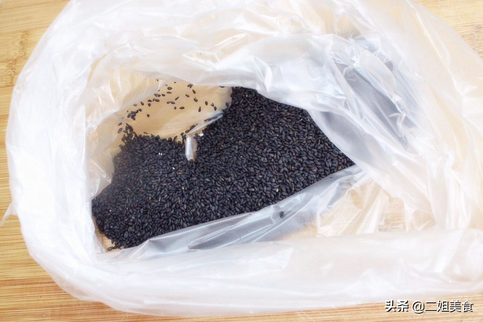 把糯米蒸熟再用油煎,把糯米上锅蒸一蒸