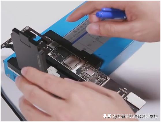 iPadAir2被锁了,师傅用一个仪器把它解锁了