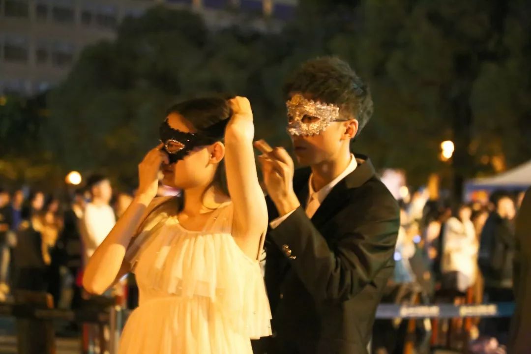 一场派对,一张面具,浪漫由你!川大锦江学院举行“假面舞会”