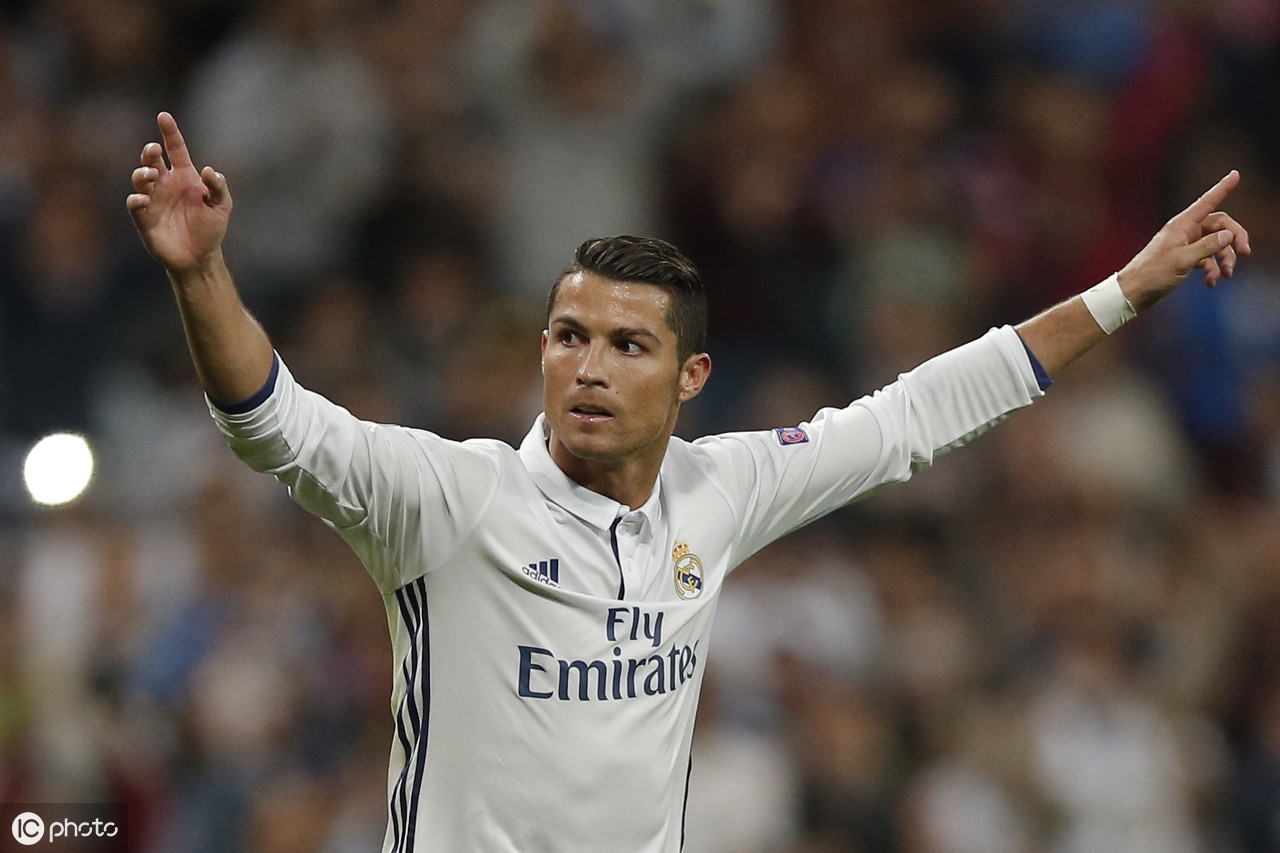 职业足球运动员踢的足球有多硬,职业足球运动员到底有多强