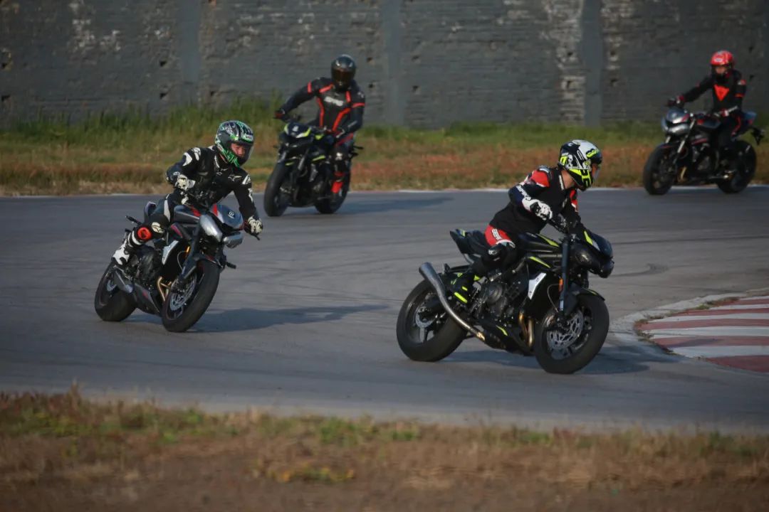 moto2凯旋极速,凯旋765rsmoto2限量版试驾