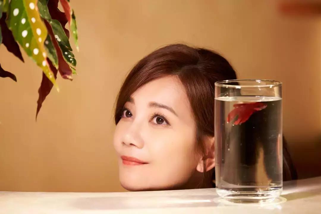 梁静茹离婚后再唱情歌视频,梁静茹离婚后首次露面完整版