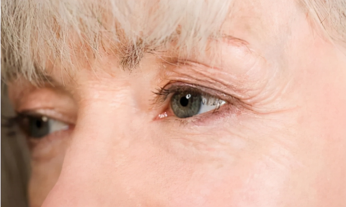 眼睛前面有黑点怎么回事,为什么眼睛前面总觉得有黑点晃动