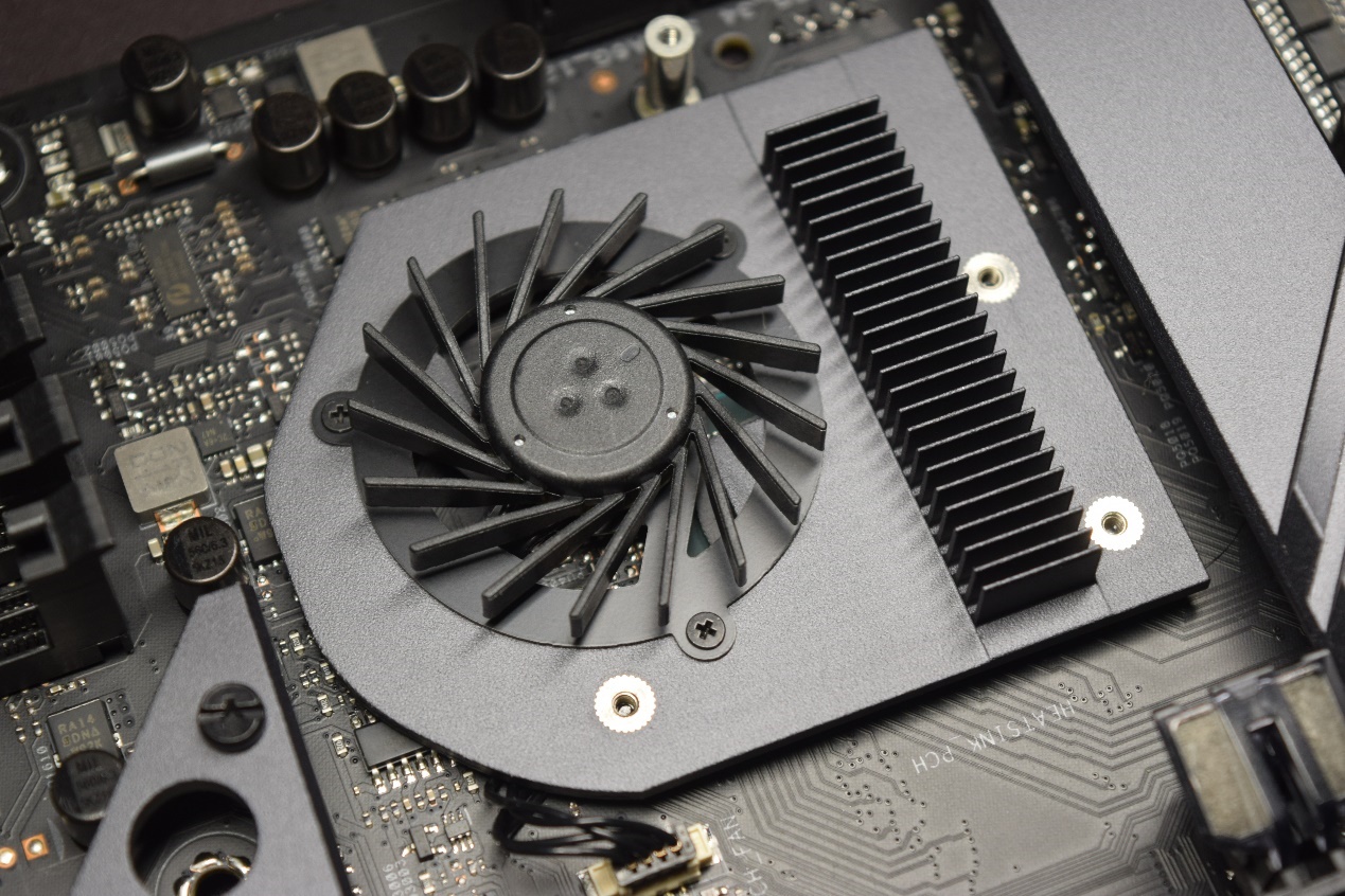 RAID实用、灯光好玩，跨代升级的ROGStrixX570装机点评