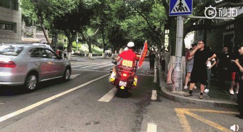 高一考生因数学考不好哭了,一高考考生出考场大哭