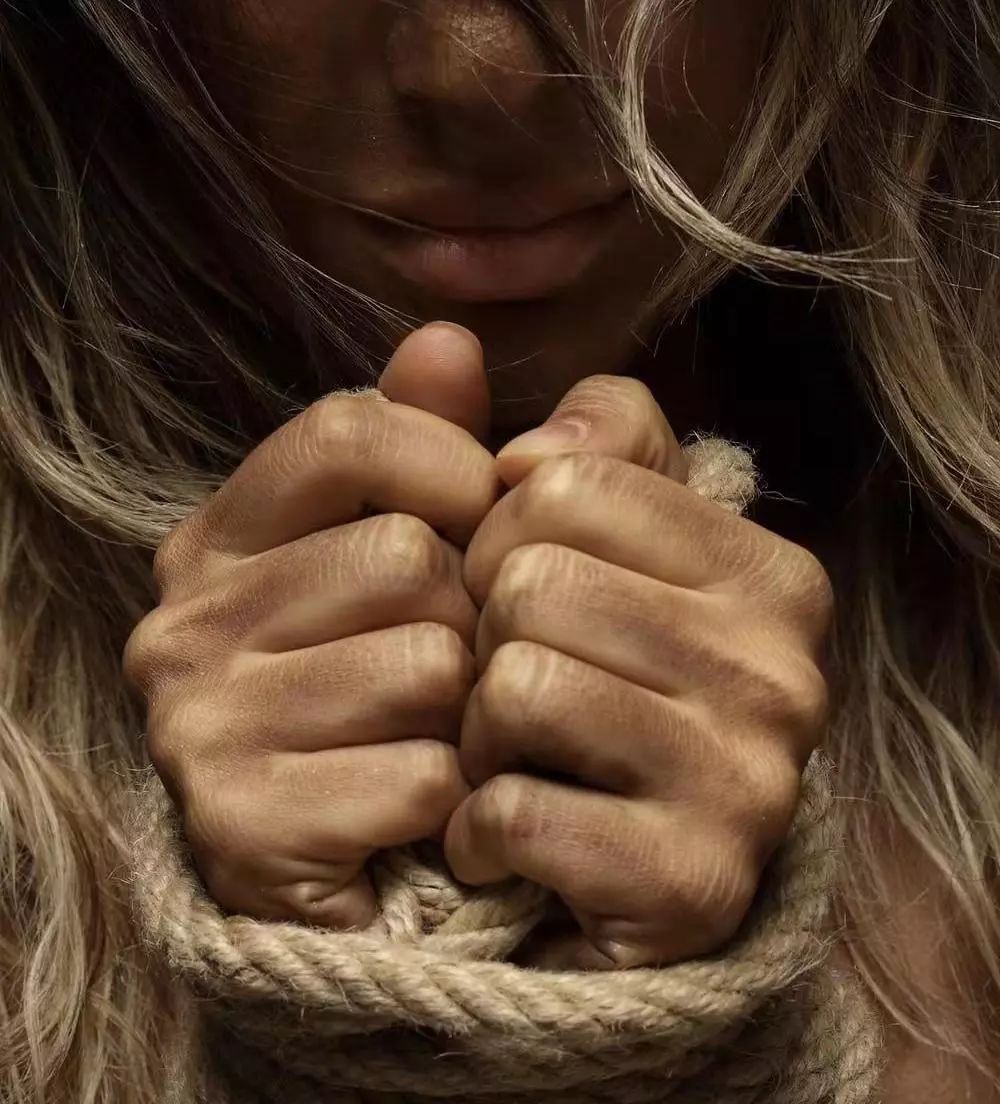 从小被家暴孩子的心理怎么控制,目睹家暴的孩子长大会怎么样