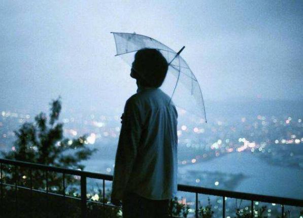 为什么日本人都用透明伞,透明伞比普通伞好吗