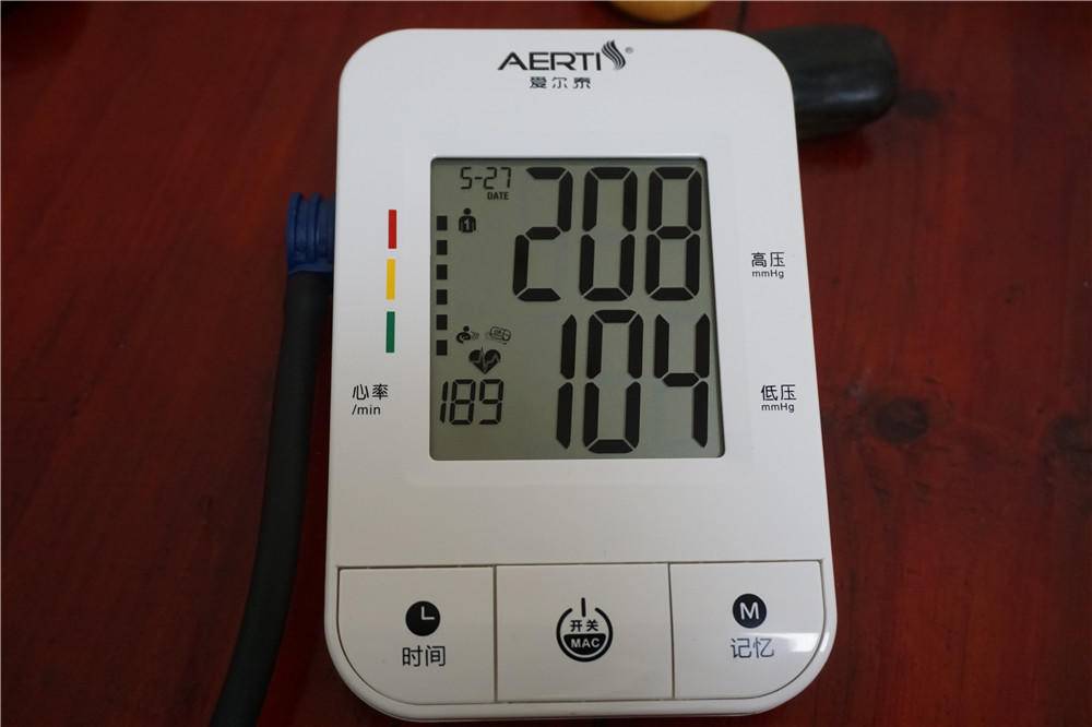 长坤手臂式智能电子血压计,爱尔泰血氧仪