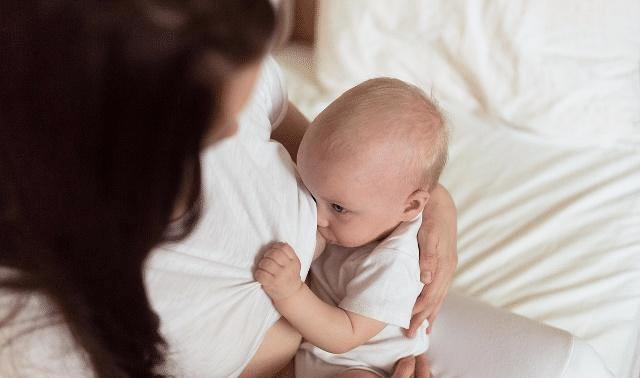 宝宝总是打嗝就吐奶怎么回事啊,宝宝总是打嗝反胃吐奶