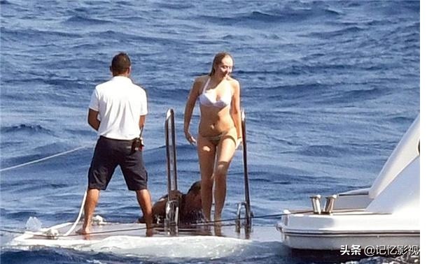 伊万卡穿泳衣竟然害羞了！躲在老公身后，超模身材强异母妹妹万倍