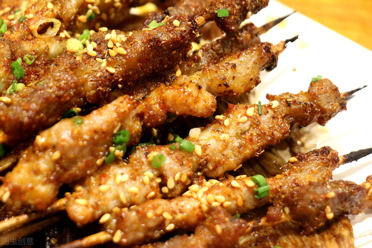 在山东开一个烧烤店一天能赚多少,90后开烧烤摊一年赚了100万