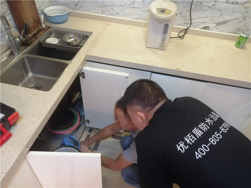 厨房地面渗水怎样找漏水点,厨房没做防水往楼下渗水怎么办