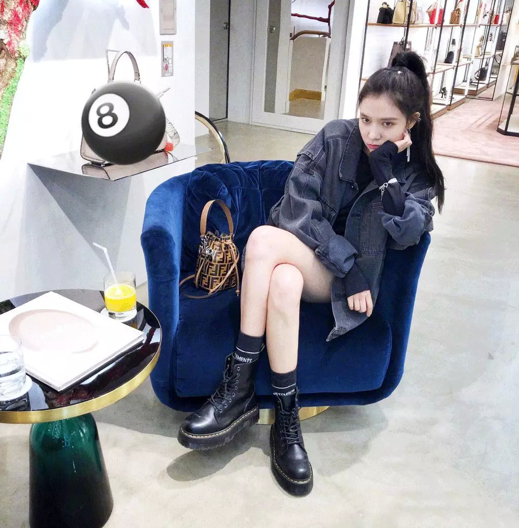 一点也不热,酷妹的马丁靴里都有空调