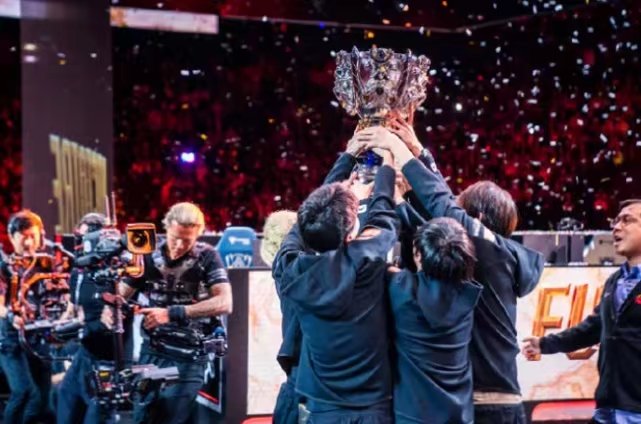 Khan穿了新队服星星标志代表冠军，粉丝调侃来碰瓷的