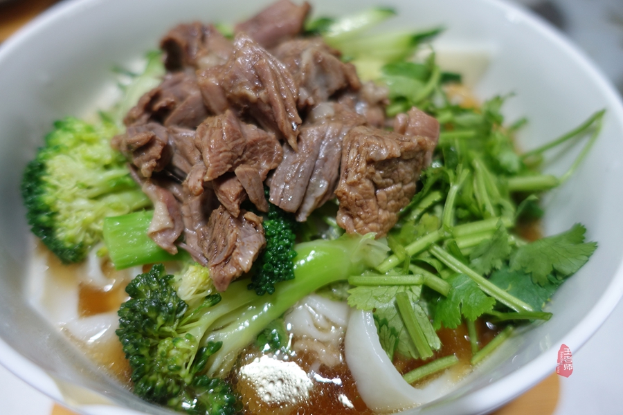 香气四溢的牛肉面，让家人吃得好舒服，自己擀的面条也是关键