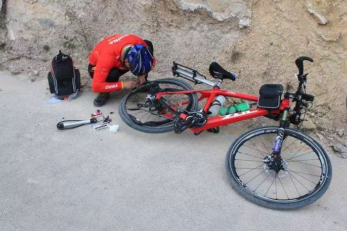 单车补胎液怎么补视频教程,单车补胎教学