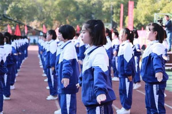 福州某学校300元校服,300元校服穿一天就破烂学校回应