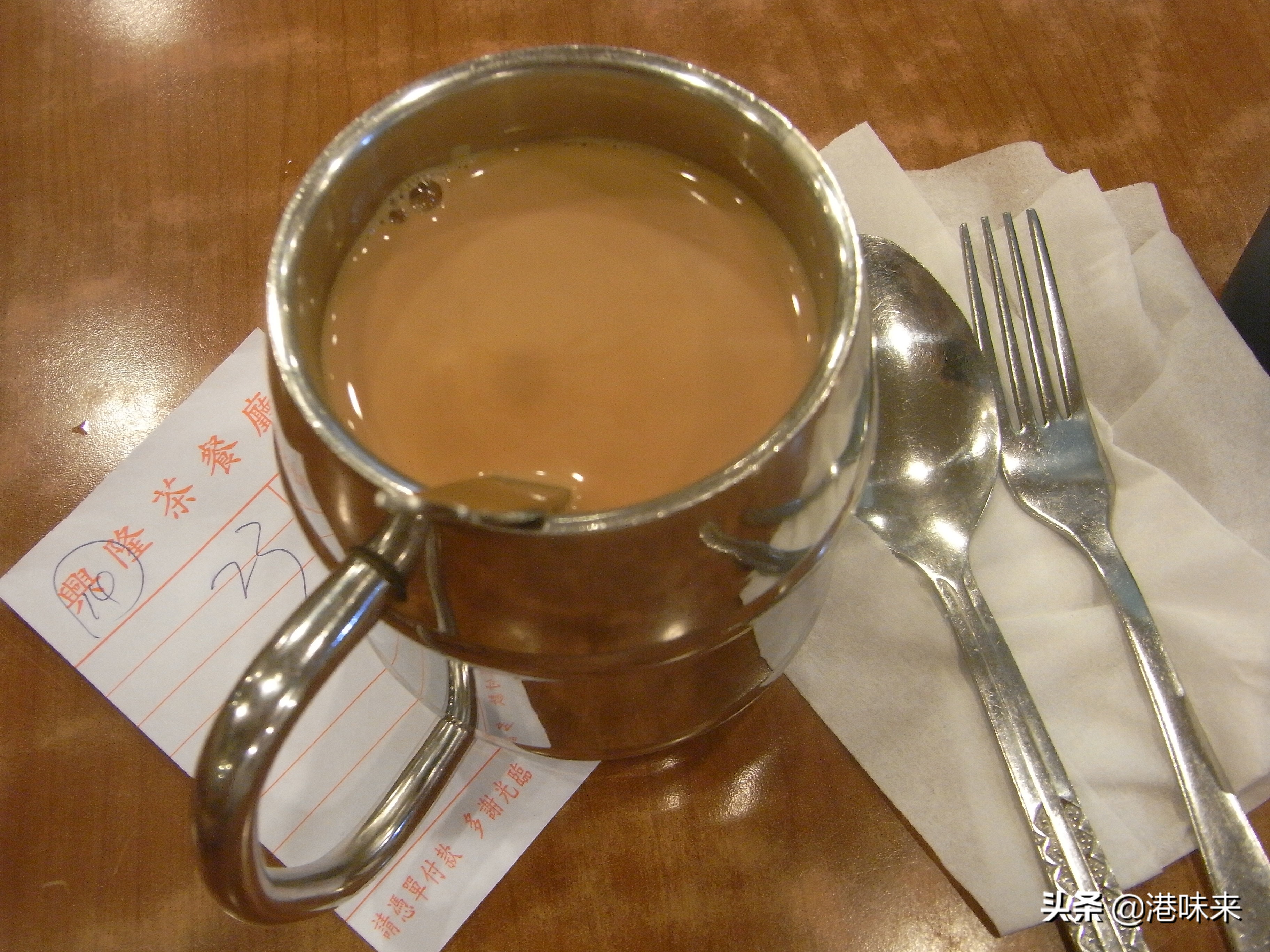 *袜丝**奶茶前世今生｜一杯奶茶喝懂香港殖民地文化，杯身暗藏秘密