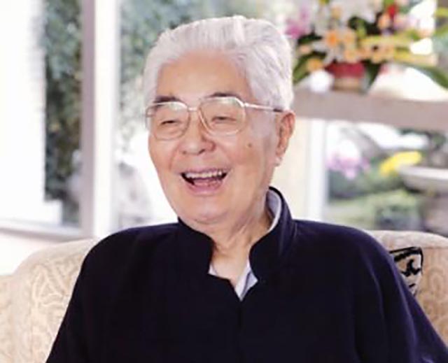 1986年,*小平邓**在京会见荣氏家族:你们就像杨家将,是有功的