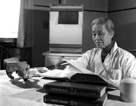 万婴之母是哪个医生接生的,我国第1位女院士被称为万婴之母