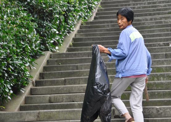 你知道竹海“美容师”吗?她拥有宜兴竹海的最美背影