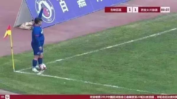 中乙赛场惊现200斤胖子得知真相后，球迷感动落泪，然后怒气冲天