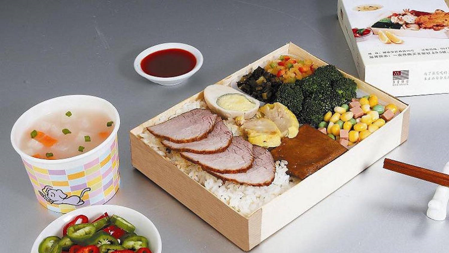 又是免费的套路！免费给快餐店送饭盒，结果一年赚上千万