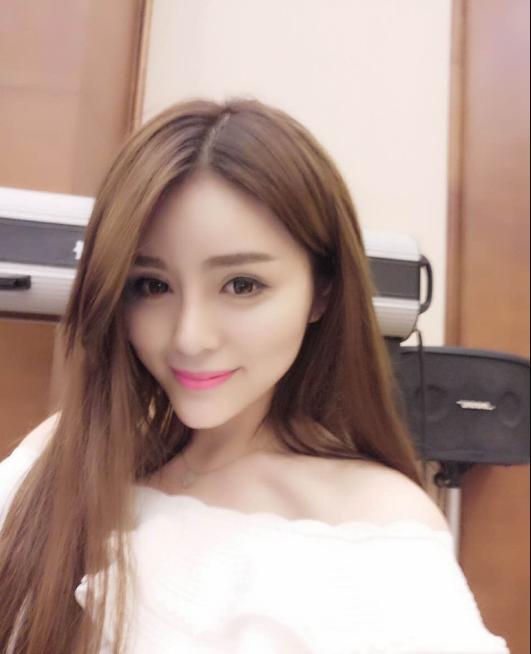 斗鱼张琪格穿上了5年前的车模制服，网友吐槽：整容把脸给毁了！