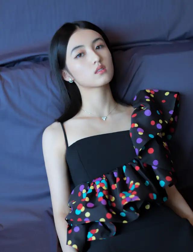 张子枫黑金撞色吊带裙高跟鞋,张子枫红色吊带裙造型图片