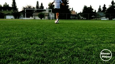 简单又实用的过人技巧足球,足球过人技巧空中摆动腿