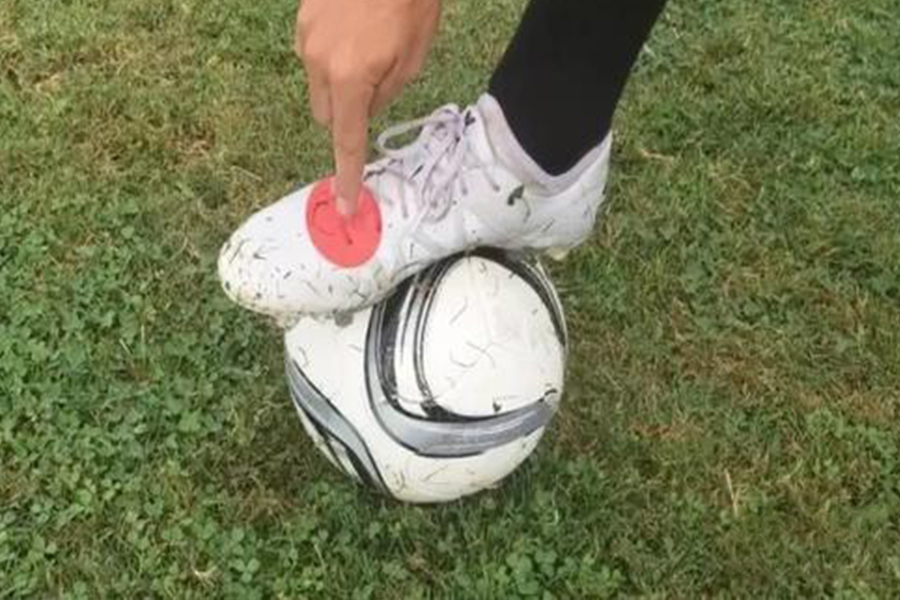 在空中画出了一道弧线,在空中划过一道抛物线