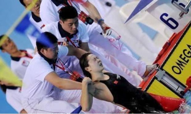 生理期遇上比赛日,23岁的她为国夺冠,赛后疼到虚脱,被抱下场