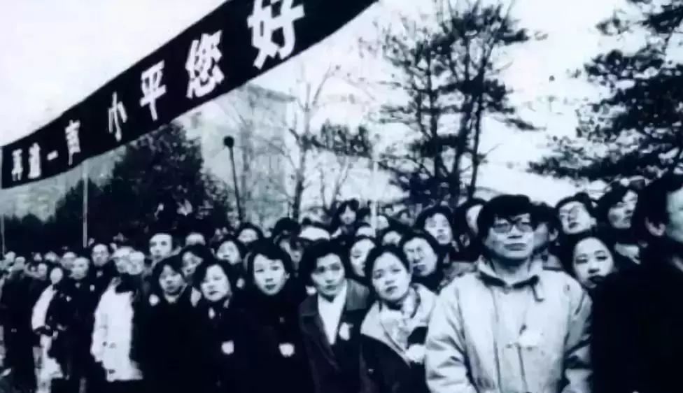 小平同志晚年，指着电视中的自己问这是谁？未见香港回归终成遗憾