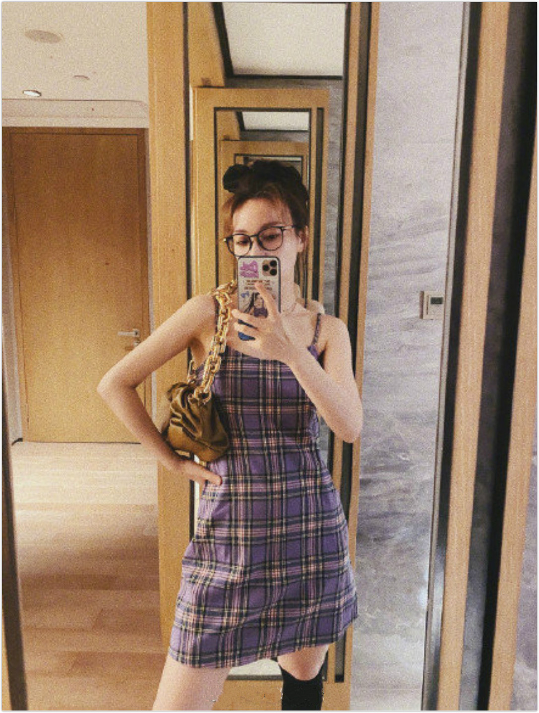 吴昕吊带裙凹造型,吴昕黑色吊带衫