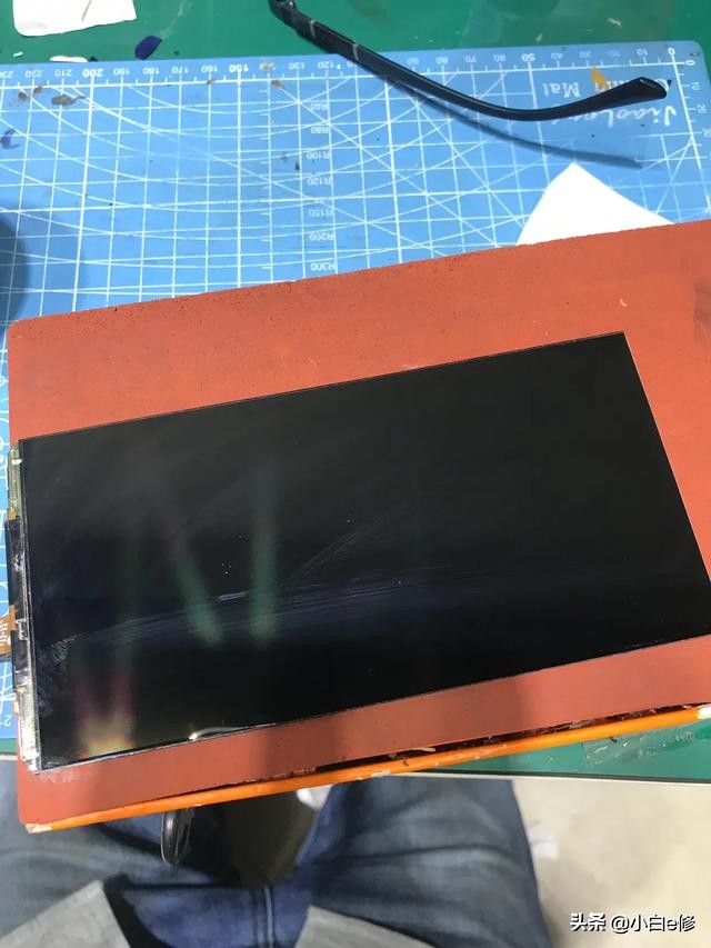 荣耀v10换外屏后出现黑点,荣耀v10换屏幕总成出现花屏