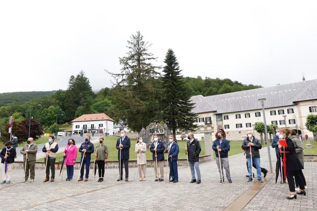 费莱夫妇重走来时路,莱后穿平底鞋健步如飞,搭配失策惨变五五分