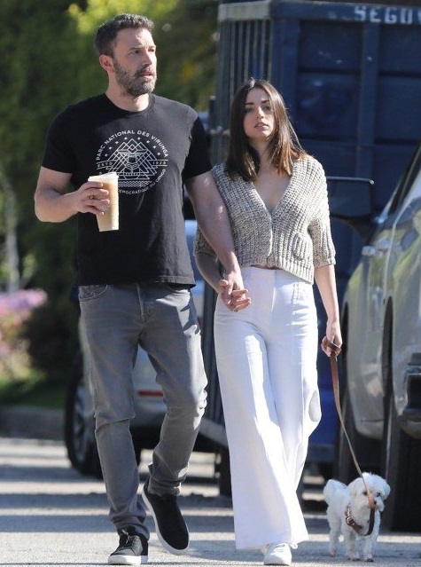 没1米7也能穿出大长腿，与大本甜蜜街拍不断，安娜心机造型学起来