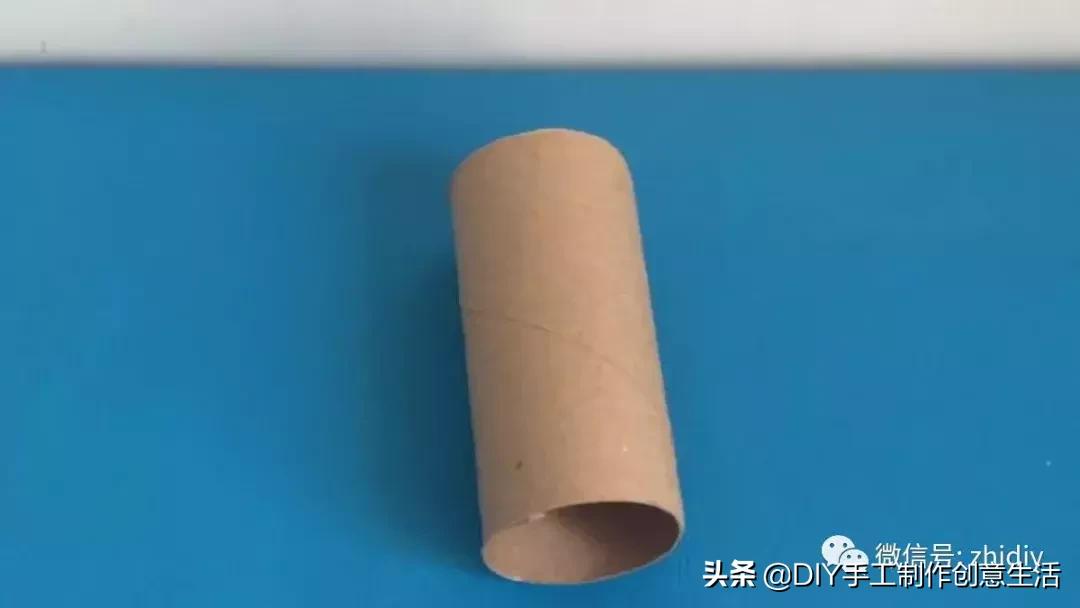 用白纸做个可爱的咩咩羊,用纸折一个可爱的小山羊