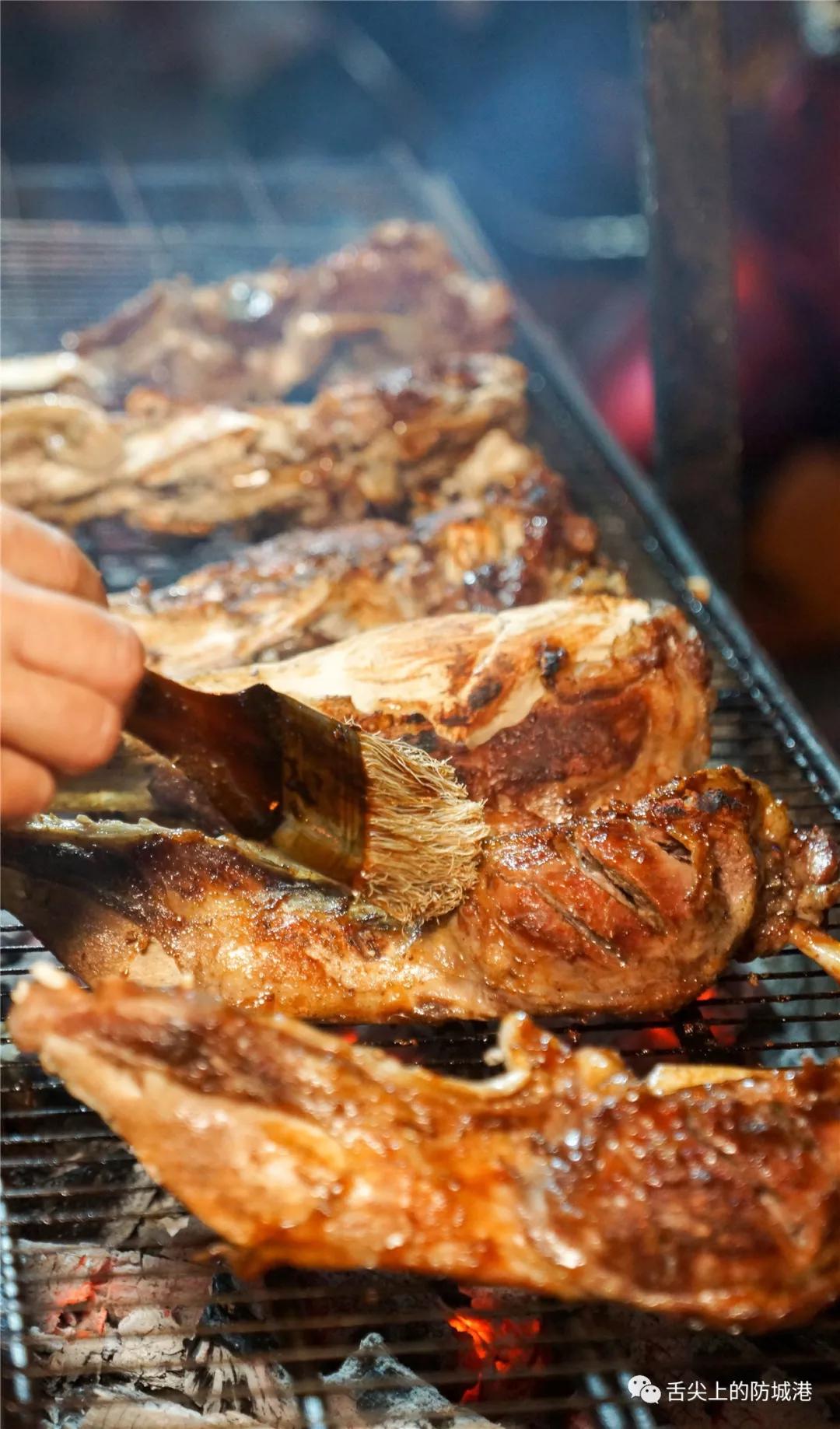 你愿意把夜晚交给谁？是舞台上的高跟鞋，还是大排长龙的宵夜摊