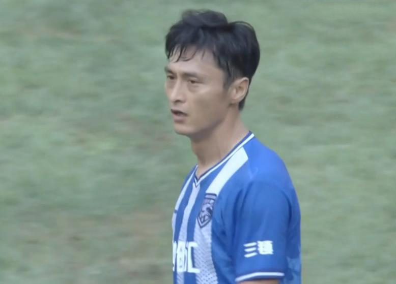 神了！中甲精彩一球：超远世界波，过了中圈就射，门将成为背景板