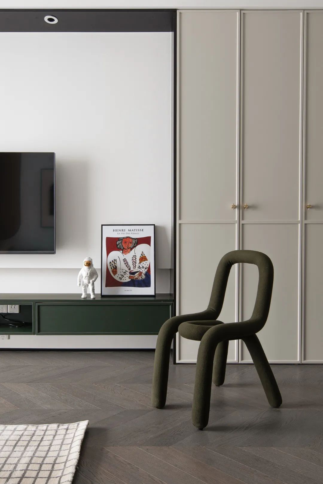 线条、色块和潮玩，这个89㎡比想象中还有料