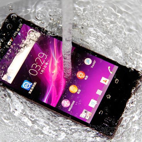 苹果手机掉入河中八个月被成功找回，网友却纷纷求购防水袋？