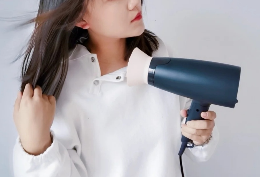 发廊如何快速吹干女长发入门教程,快速吹干女生长头发的实用技巧