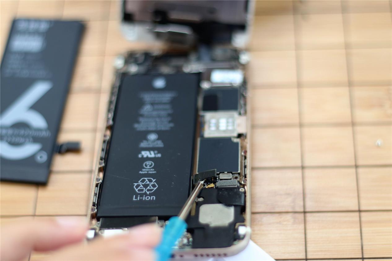 三分钟更换iPhone6虚标电池，老手机又焕发青春了