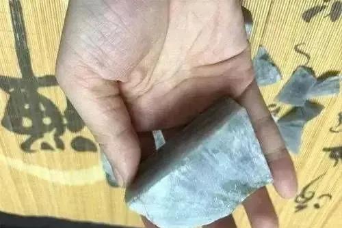 88万玻璃种原石,168万买原石一刀切出蛛网裂